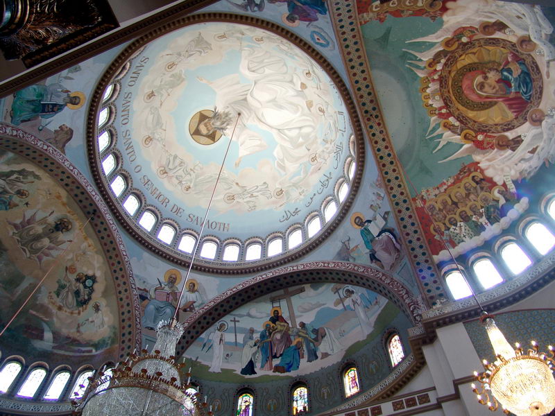 A idia desta foto  retratar de maneira ampla como  o teto da catedral, repare que existe uma cpula central e quatro semi-cpulas laterais